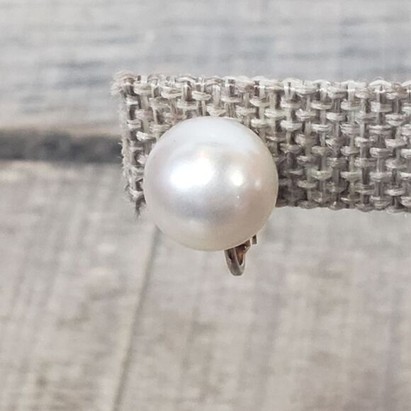 VINTAGE Screw-back Faux Pearl Earrings - Picture 3 of 6